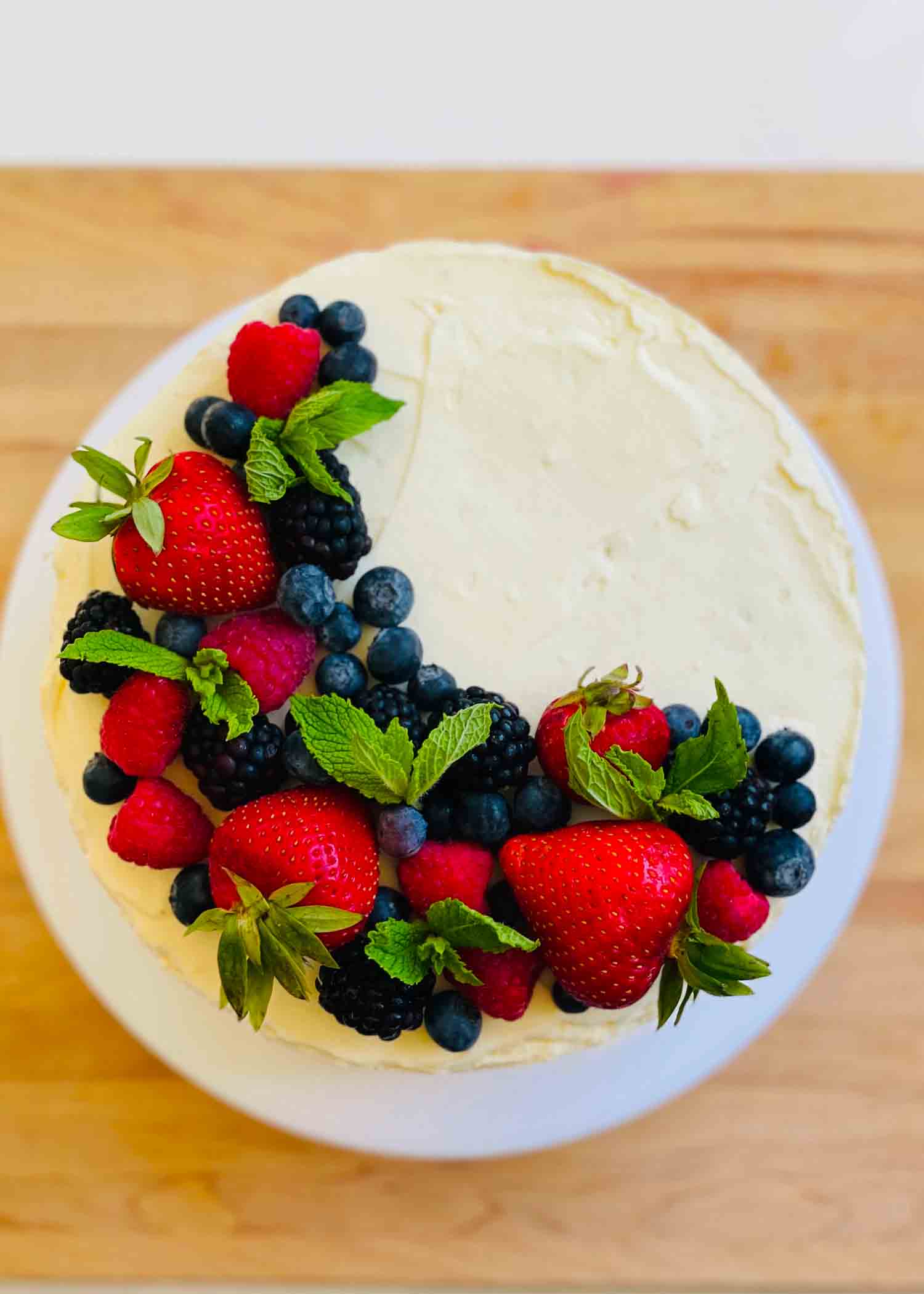 Low Sugar Recipe for Fresh Berry Cake with Mascarpone Frosting